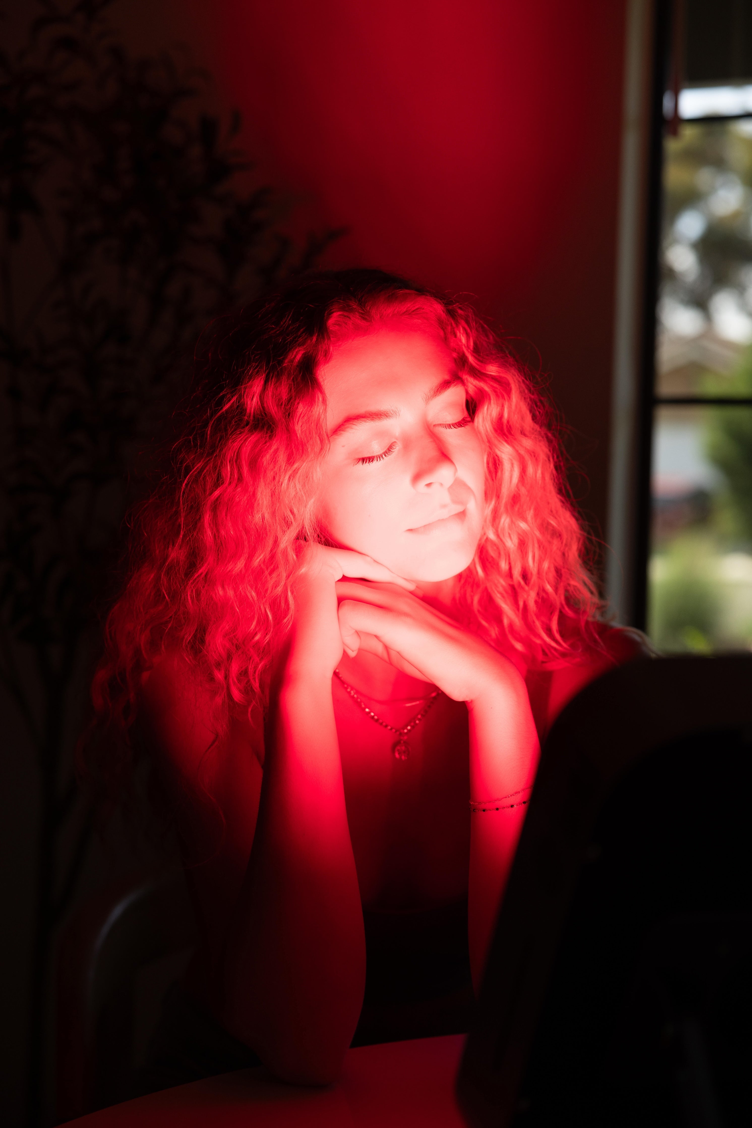 The Small Panel Red Light Therapy Device For Pain Relief And Skin Rejuvenation